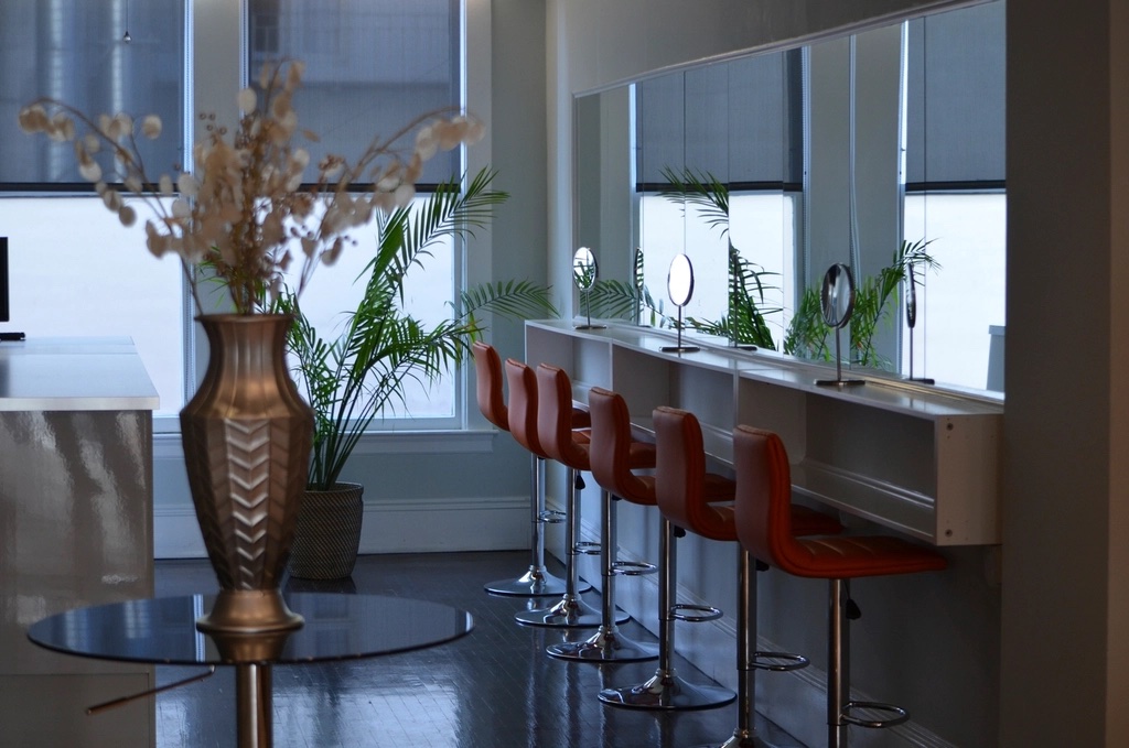Salón luminoso con espejos y sillones